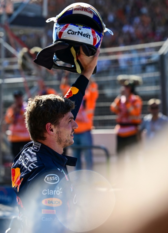 Le pilote néerlandais Red Bull salue ses fans après avoir s'être qualifié en pole position du Grand Prix des Pays-Bas, le 3 septembre 2022 sur le circuit de Zandvoort