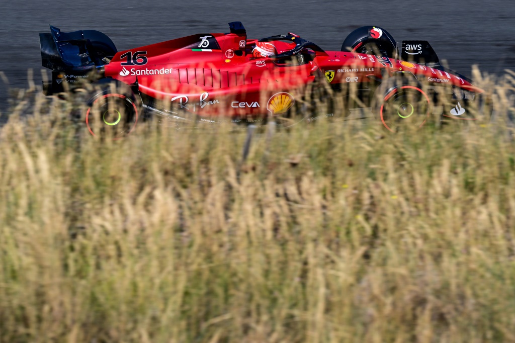 La Ferrari du Monégasque Charles Leclerc lors des essais de qualifications du Grand Prix des Pays-Bas sur le circuit de Zandvoort le 3 septembre 2022