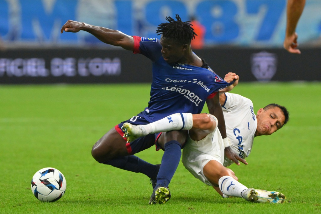 L'attaquant chilien de Marseille Alexis Sanchez (droite) au duel avec le défenseur ghanéen de Clermont Alidu Seidu lors d'un match de Ligue 1 entre l'OM et Clermont, le 31 août 2022 à Marseille.