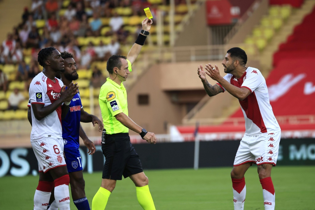 Le défenseur chilien de Monaco Guillermo Maripan reçoit un carton jaune de l'arbitre Ruddy Buquet, lors d'un match de Ligue 1 entre Monaco et Troyes, le 31 août 2022 à Monaco.