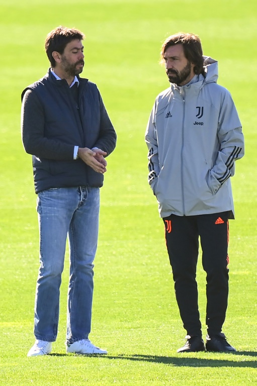 Le président Andrea Agnelli échange avec son entraîneur Andrea Pirlo en marge d'une séance d'entraînement, le 27 octobre 2020 à Turin