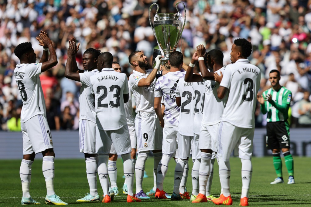 L'attaquant français du Real Madrid soulève le trophée de la Ligue des champions remporté en 2022, avant un match de Liga contre le Betis Séville, le 3 septembre 2022 à Madrid.