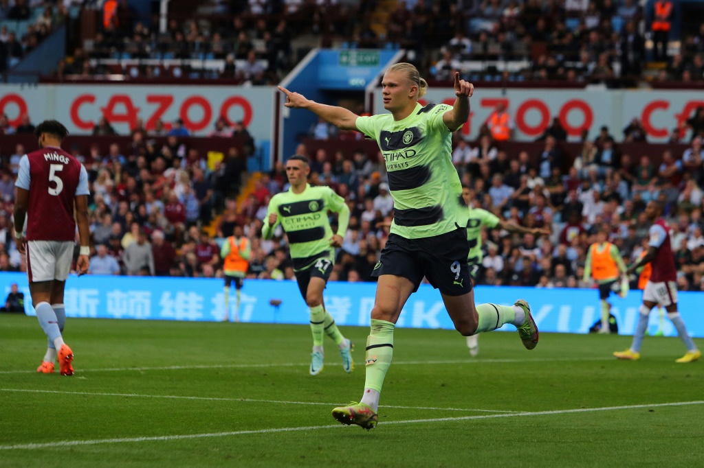 L'attaquant norvégien de Manchester City Erling Haaland célèbre un but lors d'un match de Premier League contre Aston Villa, le 3 septembre 2022 à Birmingham.