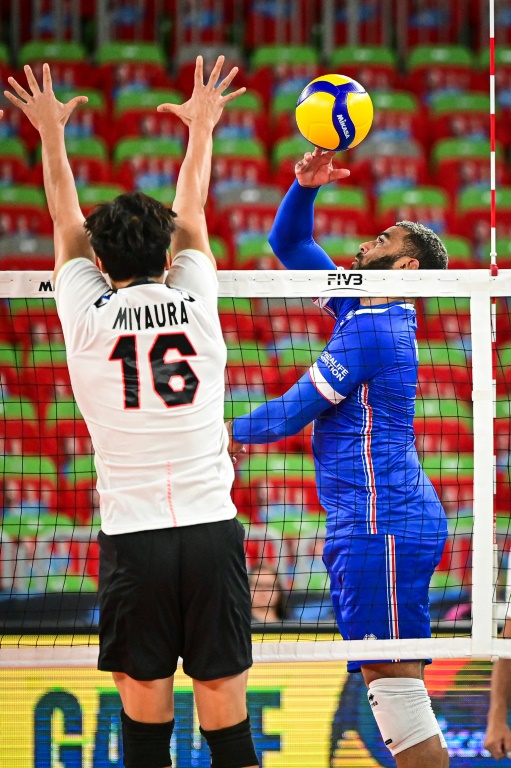 Earvin Ngapeth (à droite) lors du 8e de finale du mondial de volley face au Japon, le 5 septembre 2022