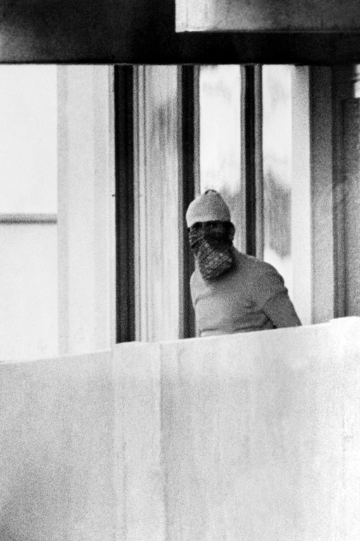 Un membre du commando palestinien qui a pris des sportifs israéliens en otages sur un balcon de leur immeuble, le 5 septembre 1972 au village olympique de Munich