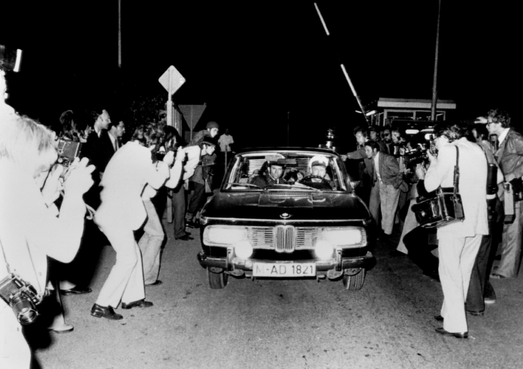 Une voiture de police, transportant des preneurs d'otages arrêtés, quitte l'aéroport de Fürstenfeldbruck, près de Munich, le 6 septembre 1972