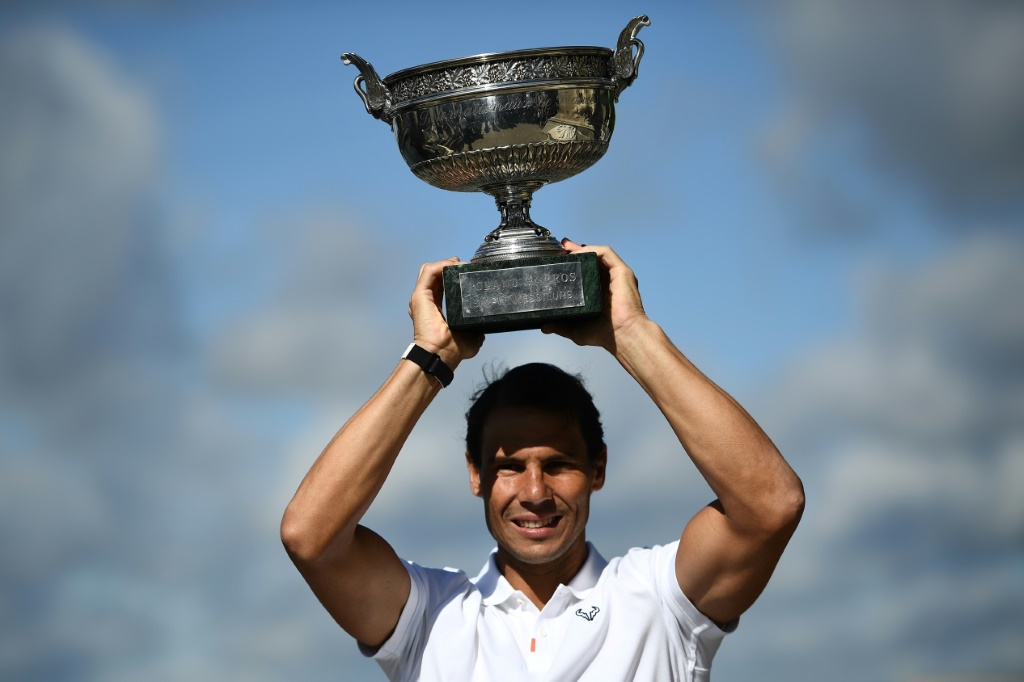Rafael Nadal pose à Paris après sa 14e victoire finale au tournoi de Roland Garros, le 6 juin 2022