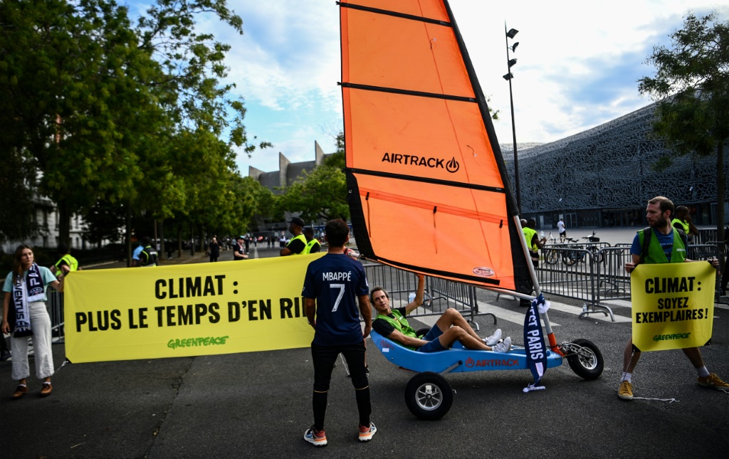 Action de Greenpeace devant le Parc des Princes le 6 septembre 2022 à Paris pour décerner un carton rouge climatique au PSG, suite aux propos de son entraîneur sur les déplacements en avion