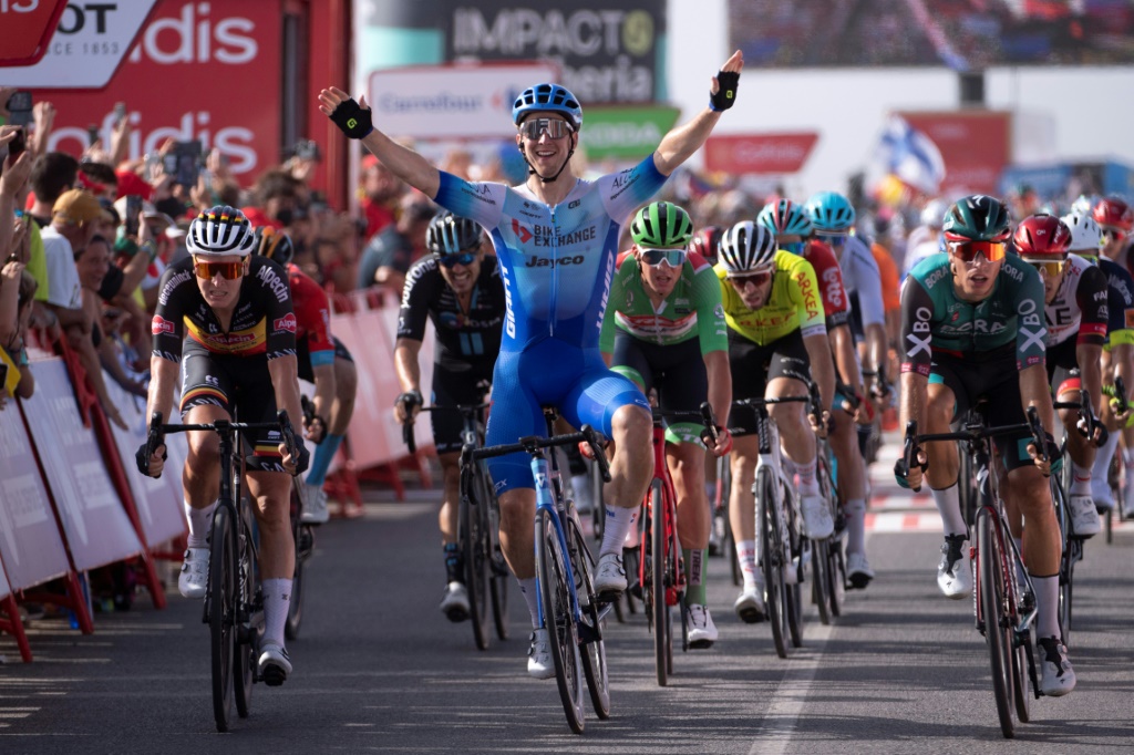 L'Australien Kaden Groves, de la Bikeexchange, lève les bras sur la ligne de la 11e étape de la Vuelta qu'il a réglé au sprint, le 31 août 20222 au Cabo de Gata, en Andalousie