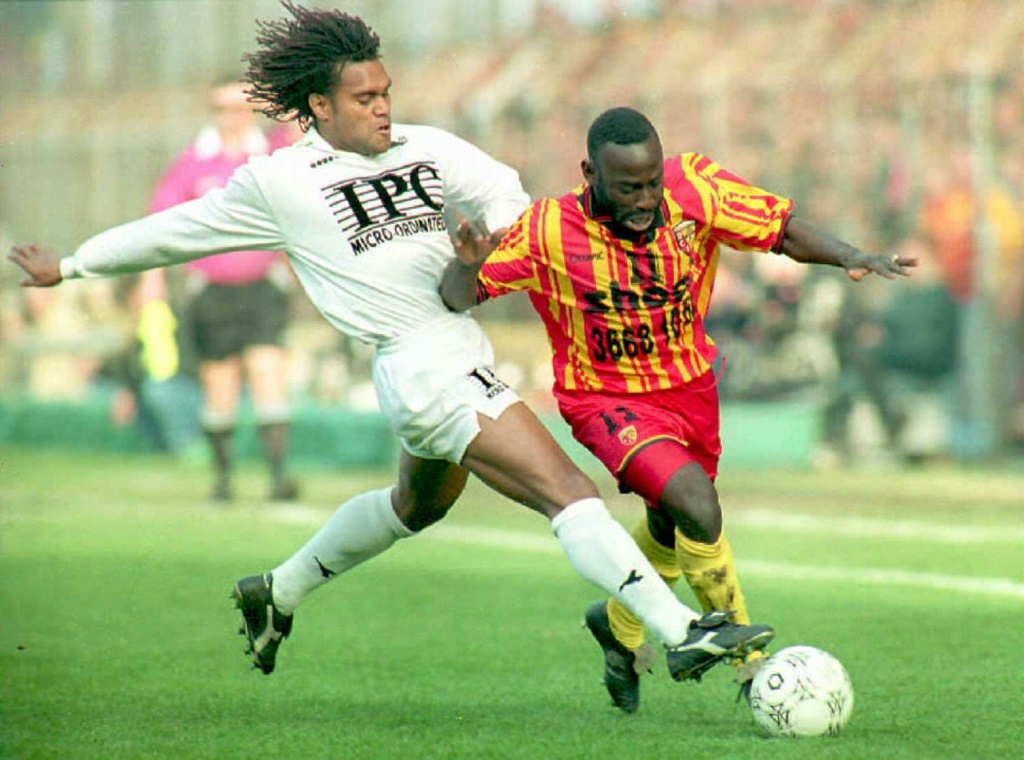L'ancien footballeur international français Christian Karembeu (à gauche), avec le FC Nantes, au duel avec l'ancien joueur lensois Roger Boli, lors d'un match de Championnat de France le 2 avril 1995.