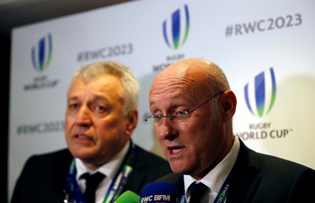 Le président de la Fédération française de rugby (FFR), Bernard Laporte (D), et l'ancien directeur général de la Coupe du monde 2023, Claude Atcher (G), à Londres le 15 novembre 2017