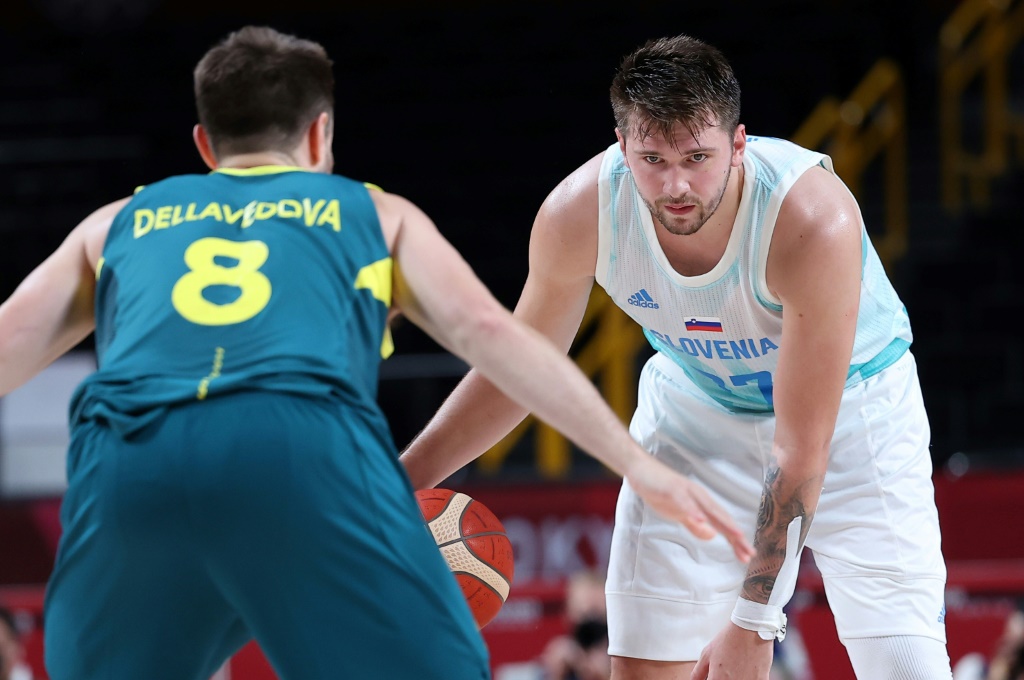 Le Slovène Luka Doncic défendu par l'Australien Matthew Dellavedova (de dos) lors du match pour la médaille de bronze contre l'Australie aux JO 2020 de Tokyo, le 7 août 2021 à Saitama.
