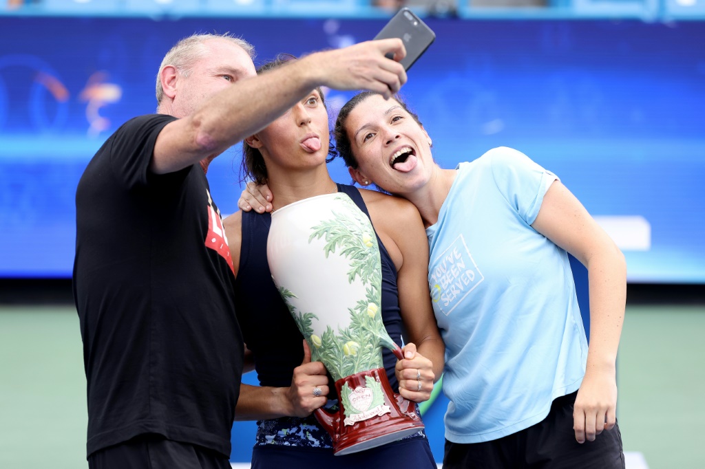 La joueuse française Caroline Garcia (C) avec ses entraîneurs Bertrand Perret et Laura Legoupil après sa victoire au tournoi de Cincinnatti (Etats-Unis), le 21 août 2022