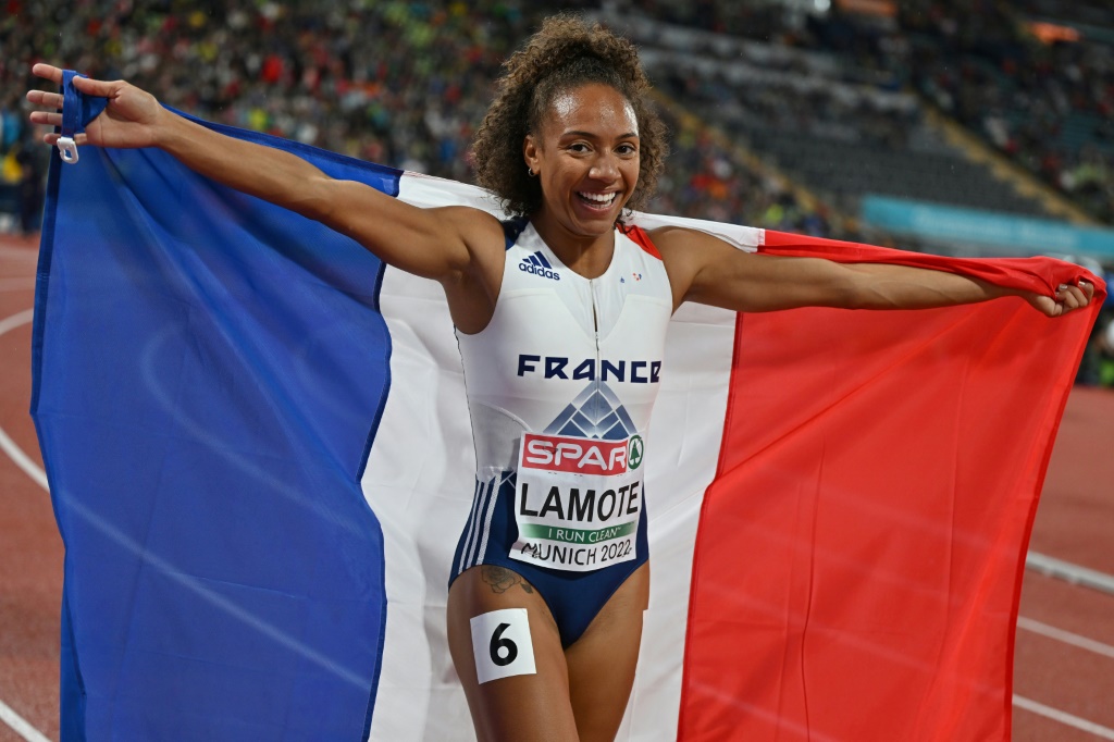 La Française Renelle Lamote célèbre sa médaille d'argent lors des championnats d'Europe d'athlétisme le 20 août 2022 à Munich