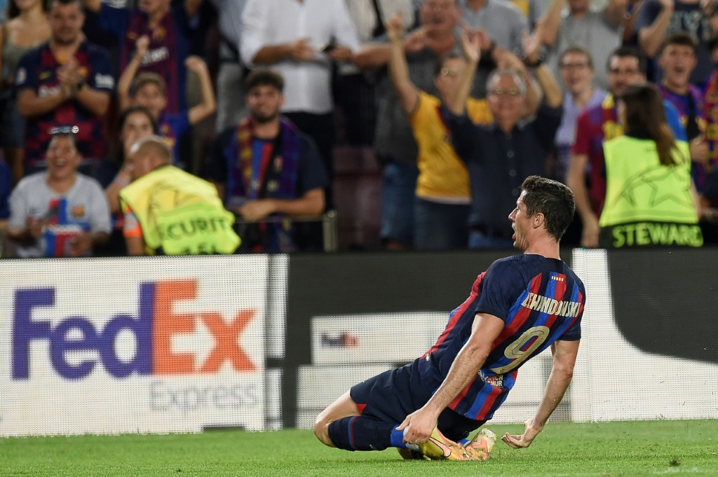 Le buteur polonais de Barcelone Robert Lewandowski célèbre le 4e but du Barça contre Plzen lors de la 1ere journée de Ligue des champions 2022/23 dans le groupe C, le 7 septembre 2022 au Camp Nou.