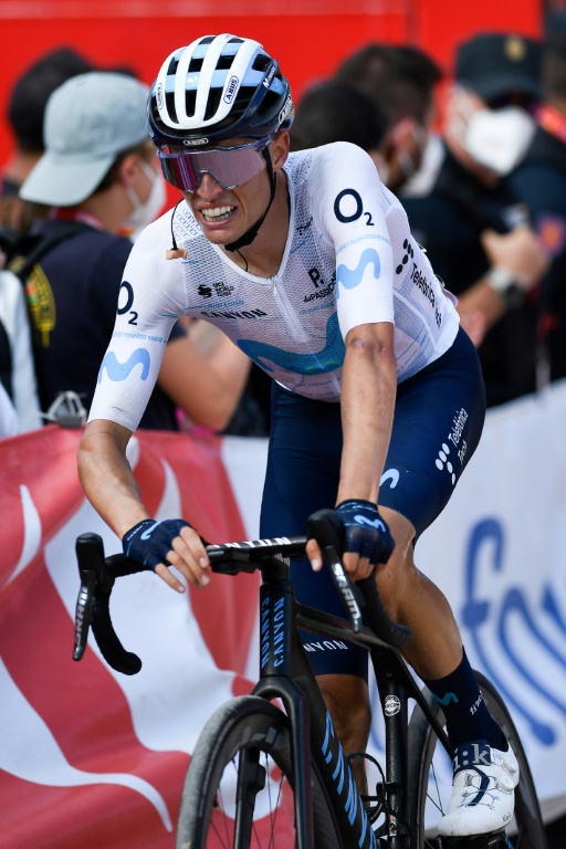 Le coureur de la Movistar, Enric Mas, fanchit la ligne d'arrivée de la 9e étape de la Vuelta le 28 août 2022 à Les Praeres