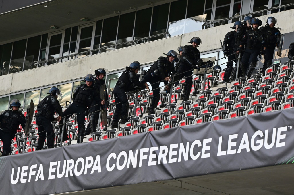 La police intervient pour disperser les supporters de Nice et de Cologne, le 8 septembre 2022 à Nice