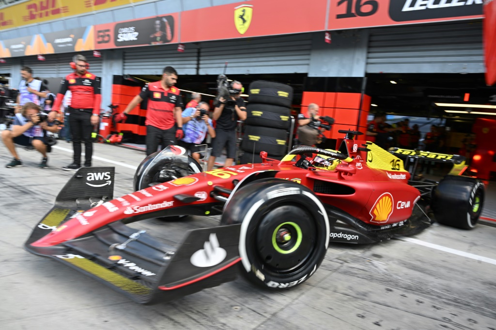 Charles Leclerc sort du stand Ferrari le 9 septembre 2022 avant la première séance d'essais libres du Grand Prix d'Italie à Monza, sur les terres de la Scuderia