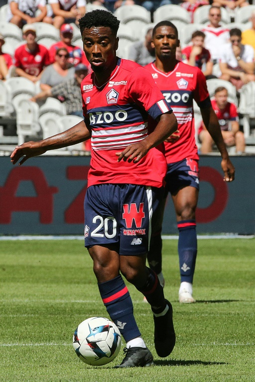 Le milieu anglais de Lille Angel Gomes balle au pied lors du match contre l'AJ Auxerre en ligue 1 le 7 août 2022 au stade Pierre-Mauroy de Villeneuve-d'Ascq