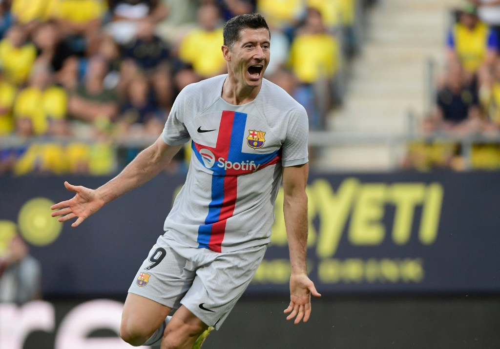 L'attaquant polonais du FC Barcelone Robert Lewandowski célèbre le 2e but du Barça lors d'une victoire 4-0 contre Cadix, lors de la 5e journée de Liga, le 10 septembre 2022 à Cadix.
