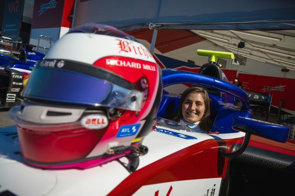 La pilote colombienne Tatiana Calderon, sous les couleurs de son sponsor Bichota, au volant de la Formule 2 de l'écurie Charouz Racing System, le 2 septembre 2022 au circuit de Zandvoort aux Pays-Bas