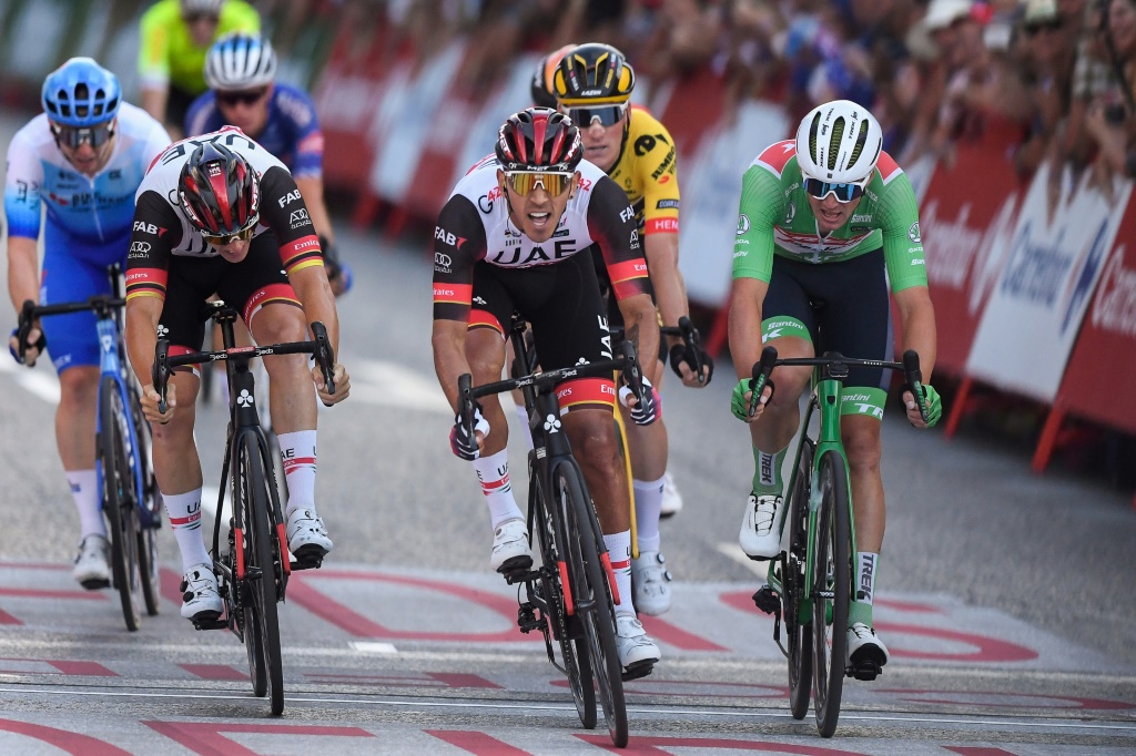 Le Colombien Juan Sebastian Molano (au centre) a remporté la 21e et dernière étape de la Vuelta, le 11 septembre 2022 à Madrid. Il devance sur la ligne le Danois Mads Petersen, vainqueur du classement par points