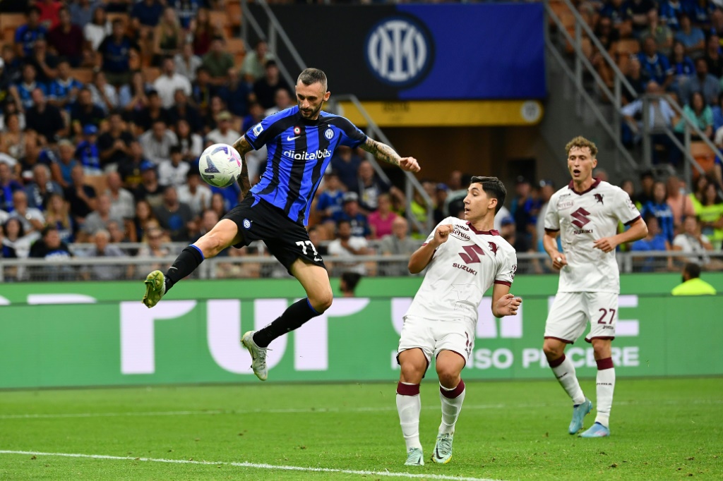 Le milieu de l'Inter Marcelo Brozovic (g) marque contre le Torino, le 10 septembre 2022 à Milan