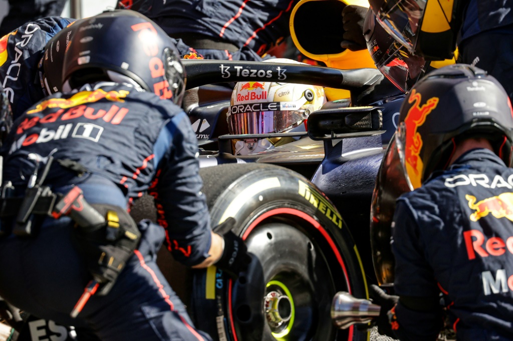 Les mécaniciens de l'équipe Red Bull changent les pneumatiques de la voiture du néerlandais Max Verstappen lors du Grand Prix d'Italie de Monza le 11 septembre 2022