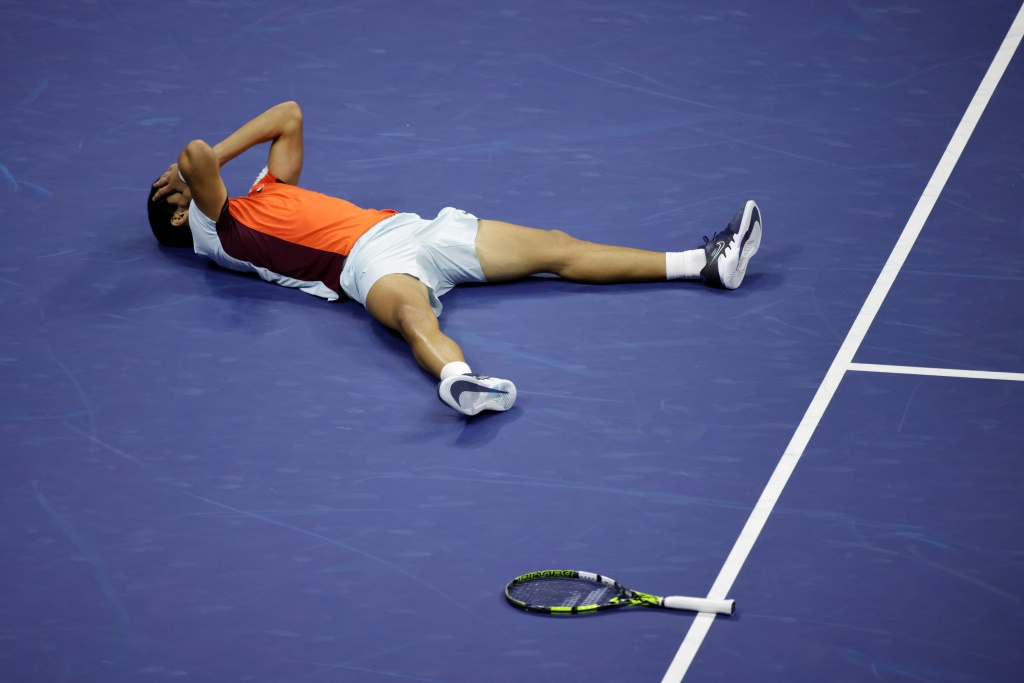 Carlos Alcaraz s'est écroulé après avoir remporté l'US Open à New York, le 11 septembre 2022