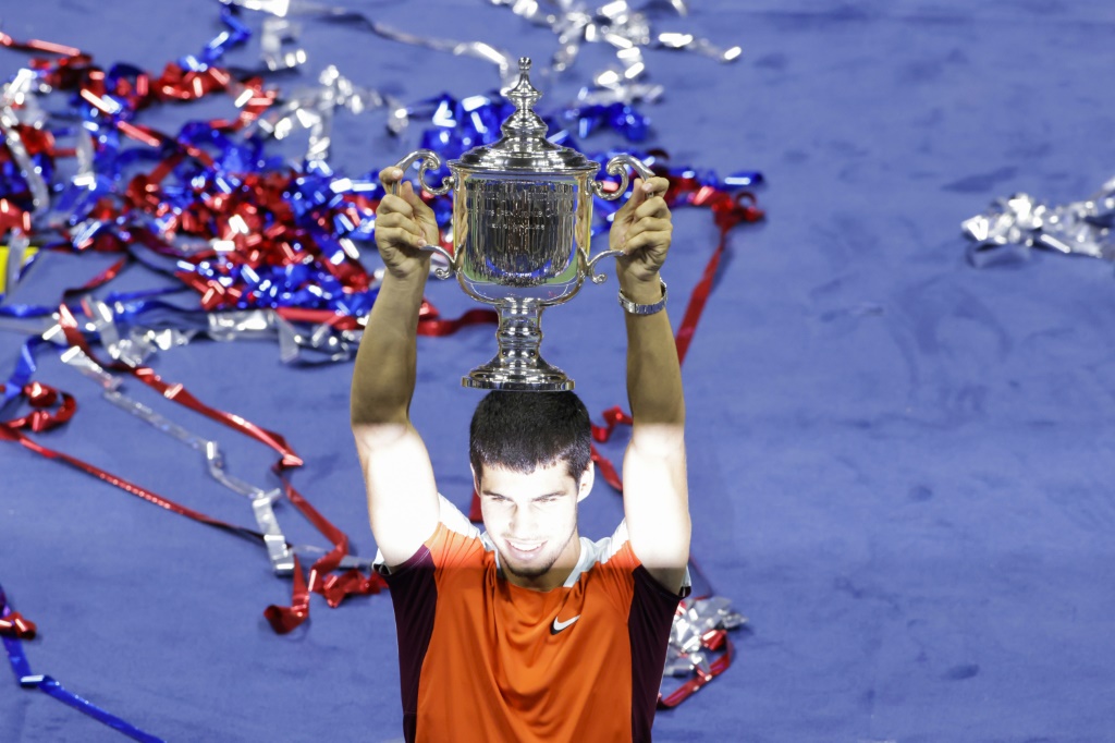 Le jeune Espagnol Carlos Alcaraz soulève le trophée de l'US Open après sa victoire en finale, le 11 septembre 2022 à New York