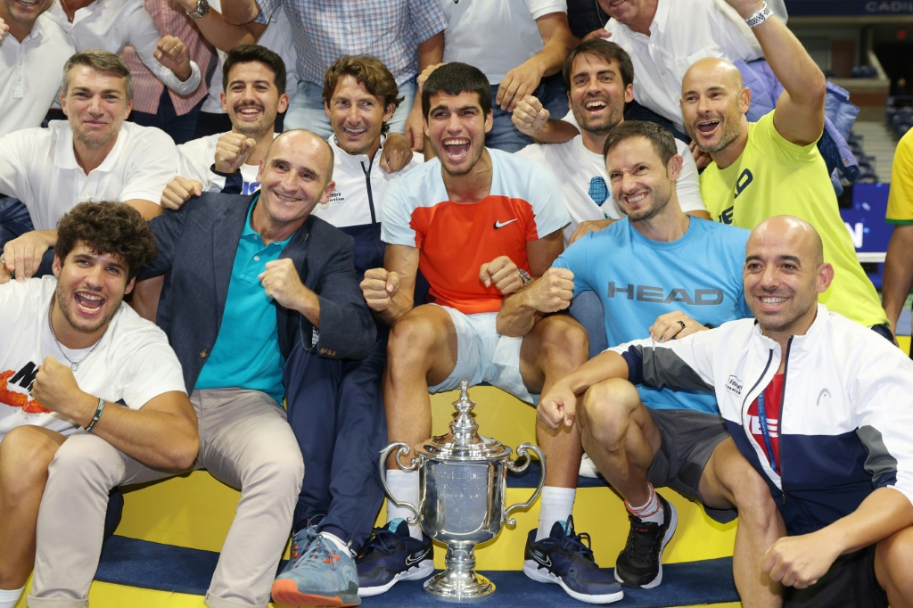 Carlos Alcaraz célèbre avec son clan sa victoire en final de l'US Open, le 11 septembre 2022 à New York