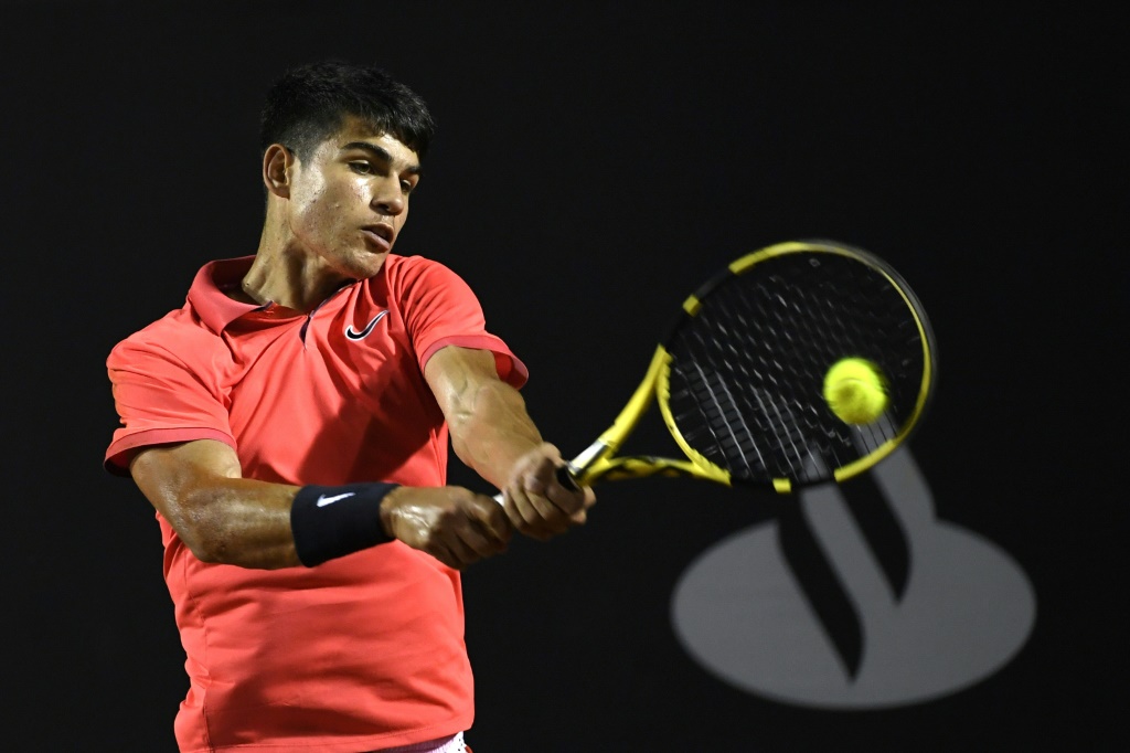 Carlos Alcaraz, alors âgé de 16 ans, lors du premier tour d'un tournoi ATP à Rio de Janeiro, le 19 février 2020