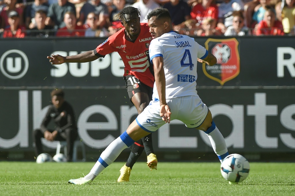 L'attaquant de Rennes Kamal-Deen Sulemana (g) ouvre le score devant l'Auxerrois Jubal, le 11 septembre 2022 à Rennes