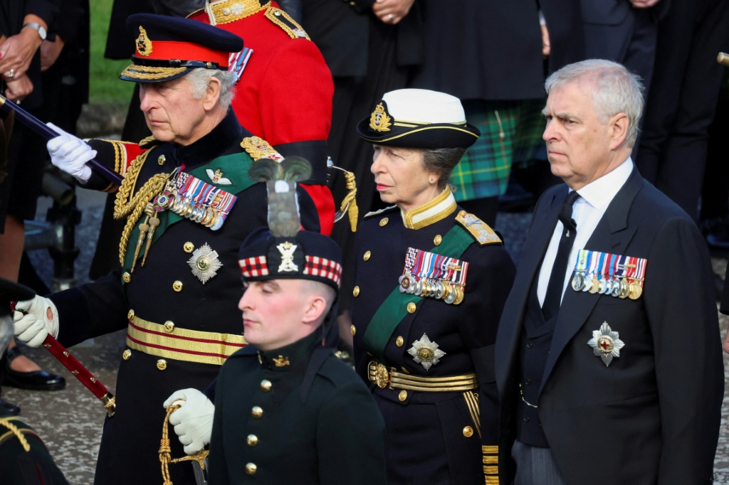 Le roi Charles III, la princesse Anne et le prince Andrew marchent derrière le cercueil de leur mère, la reine Elizabeth II, lors de la procession entre le palais d'Holyroodhouse à la cathédrale Saint-Gilles, le 12 septembre 2022 à Edimbourg, en Ecosse
