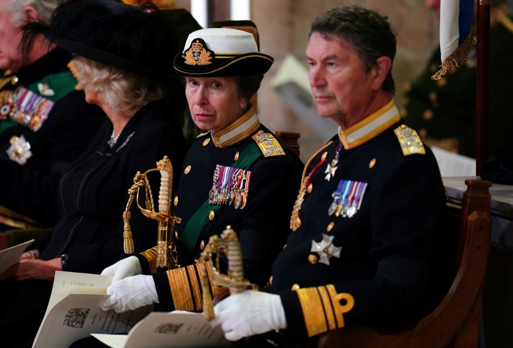 La princesse Anne (c) et son époux, le vice-amiral Timothy Laurence (d), lors d'une cérémonie religieuse à la mémoire de la reine Elizabeth II, le 12 septembre 2022 à la cathédrale Saint-Gilles d'Edimbourg, en Ecosse