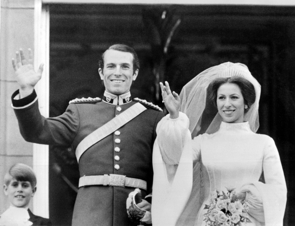 La princesse Anne et son époux le capitaine Mark Philipps, au balcon du palais de Buckhingham, le jour de leur mariage, le 14 novembre 1973 à Londres