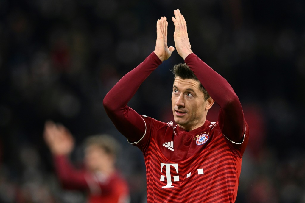 Robert Lewandowski en pleine communion avec les supporters du Bayern à l'issue du match contre Salzburg à Munich, le 8 mars 2022