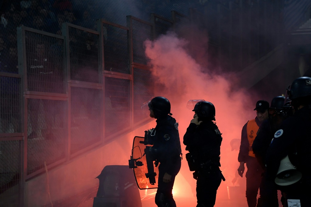 La police antiémeute en patrouille autour du stade Vélodrome en marge du match Marseille-Feyenoord Rotterdam, le 5 mai 2022