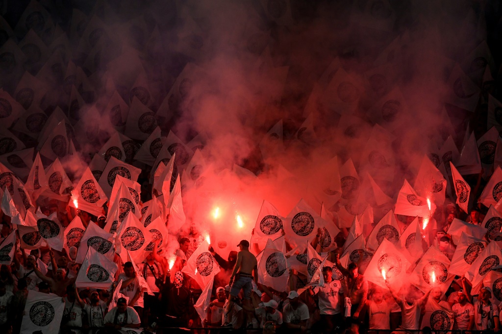 Les supporters de l'Eintracht Francfort allument des fumigènes durant la finale de la Ligue Europacontre les Rangers à Séville, le 18 mai 2022
