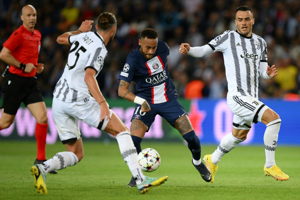 L'international brésilien du Paris SG Neymar (C), lors de la première journée de la phase de groupes de la Ligue des champions face à la Juventus Turin (2-1), le 6 septembre 2022 à Paris