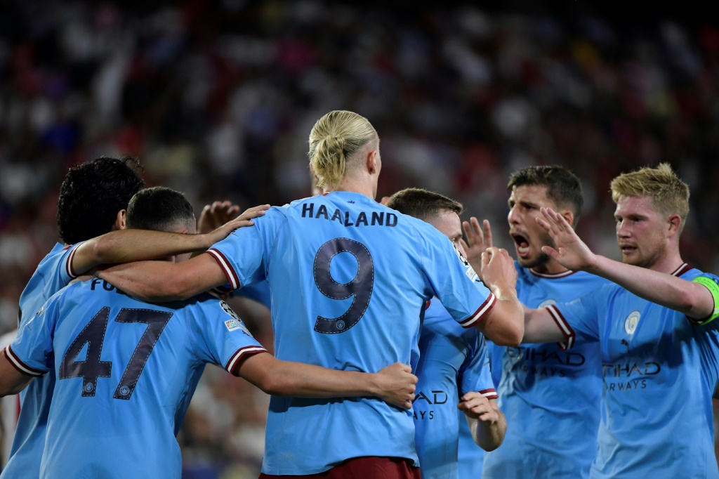 Le buteur norvégien Erling Haaland félicité par ses coéquipiers de Manchester City après avoir marqué contre Séville en Ligue des champions le 6 septembre 2022 à Séville