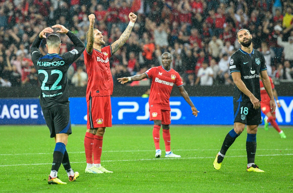 Le milieu allemand du Bayer Leverkusen Robert Andrich célèbre le premier but de son équipe contre l'Atlético Madrid, lors de la 2e journée de Ligue des champions dans le groupe B, le 13 septembre 2022 à Leverkusen.