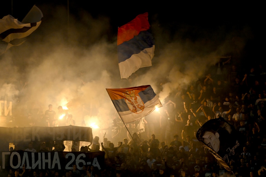 Des supporteurs de l'équipe du Partizan Belgrade allument des fumigènes et agitent des drapeaux lors du match de Ligue Europa Conference contre Nice disputé à Belgrade le 15 septembre 2022.