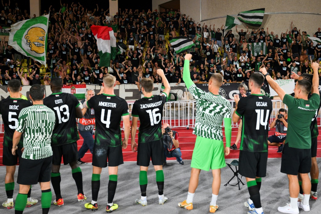 Les joueurs de l'équipe turque de Ferencvaros célèbrent leur victoire 1 à 0 contre Monaco en match du Groupe H de la Ligue Europa le 15 septembre 2022 au stade Louis II à Monaco.