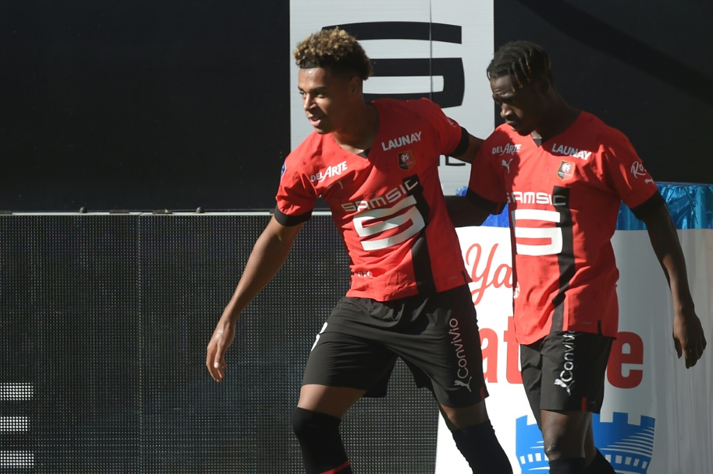 Le milieu de terrain de Rennes Desire Doue (G) célèbre un but avec son coéquipier Kamaldeen Sulemana, le 11 septembre 2022, lors de la réception de l'AJ Auxerre en L1