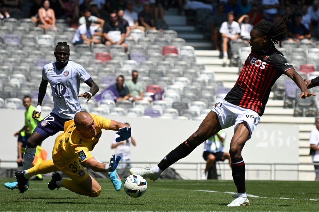 Le milieu terrain de Nice Khephren Thuram face au gardien de Toulouse Maxime Dupé, lors du match au Stadium, le 7 août 2022