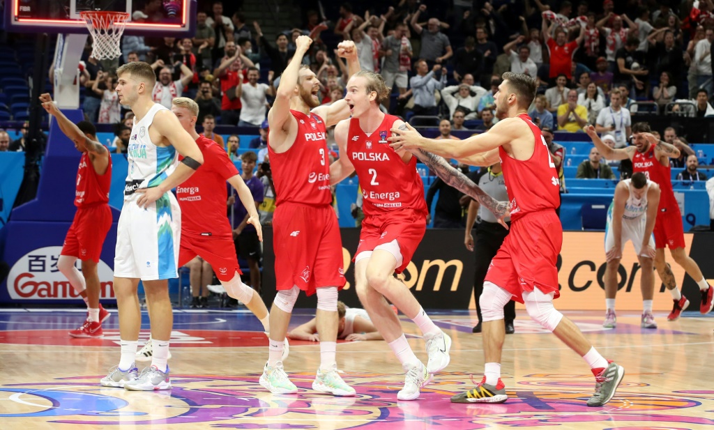 Les Polonais exultent après avoir éliminé la Slovénie en quart de finale de l'Euro de basket, le 14 septembre 2022 à Berlin