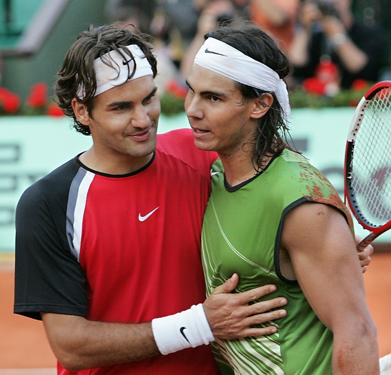 Le joueur suisse Roger Federer (G) félicite l'Espagnol Rafael Nadal, après leur demi-finale à Roland-Garros, le 3 juin 2005 à Paris