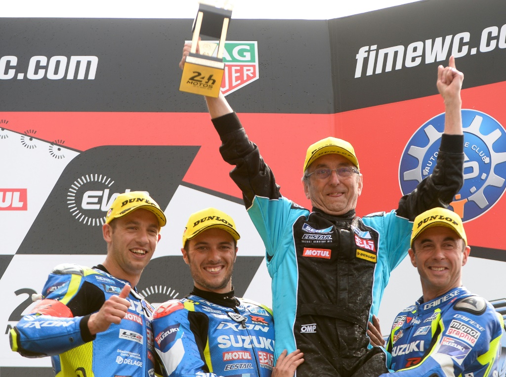 Dominique Méliand, le fondateur du team SERT et ses pilotes (de g. à dr.) Gregg Black, Etienne Masson et Vincent Philippe savourent leur triomphe aux 24 Heures du Mans, le 21 avril 2019