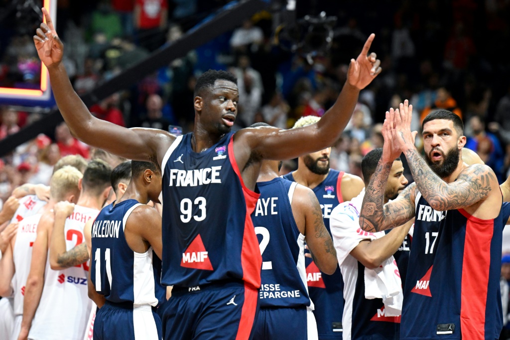La joie des Français vainqueurs de la Pologne en demi-finale de l'Eurobasket, le 16 septembre 2022 à Berlin